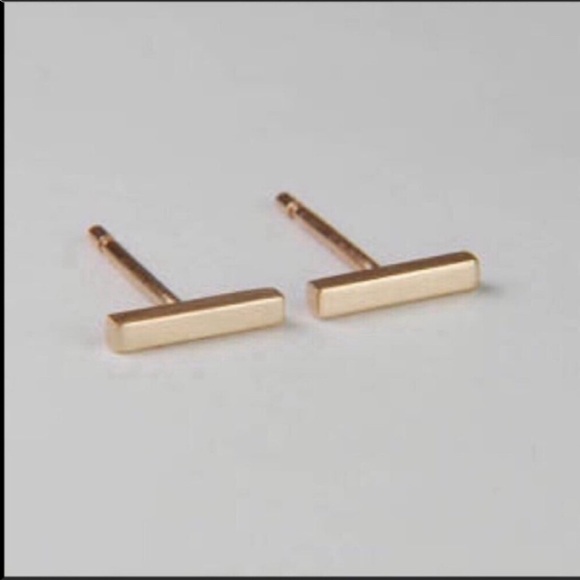 Jewelry - Gold bar stud earrings. 🆕